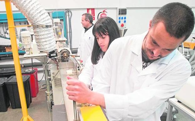 Alumnos de Química del Centro Nacional de Formación Profesional Ocupacional de Cartagena, durante unas de sus clases./A. Gil / AGM