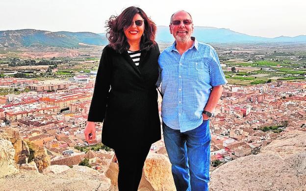 La edil Ibernón y Kris Gromek, con la localidad a sus pies./J. L. P.