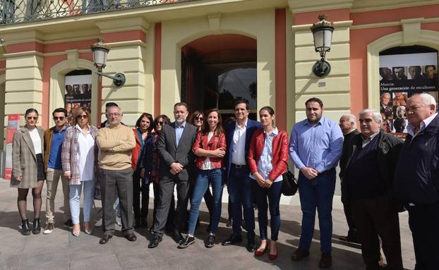 Serrano, con simpatizantes del PSOE que han ido a apoyar su candidatura