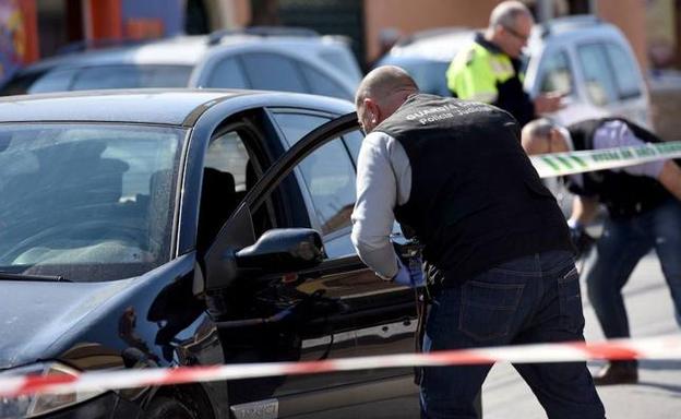 Agentes de la Policía Judicial de la Guardia Civil examinan el Renault Megane en el que Ángeles recibió el disparo./Alfonso Durán / AGM