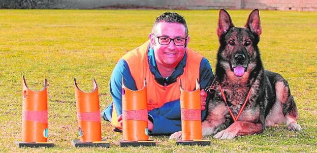 Oscar Marin, el perro Arko y los trofeos conseguidos en el Campeonato de España / CEDIDA O. MARÍN