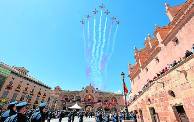 Al toque de oración para honrar a los caídos siguió el sobrevuelo de la Patrulla Águila por el cielo de la plaza de España./Paco Alonso / AGM