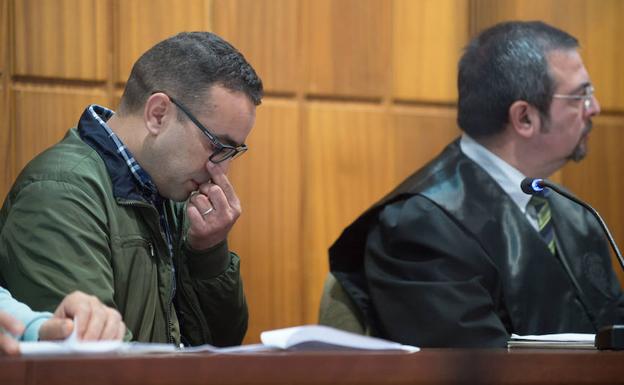 Adil R., el acusado de matar y enterrar al marroquí Brahim Moumkin, durante el juicio celebrado este lunes en la Audiencia Provincial de Murcia./Javier Carrión / AGM