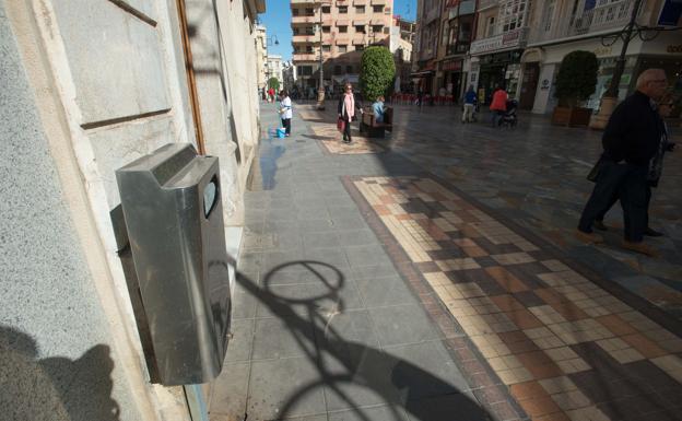 Una de las papeleras de la zona peatonal, en la Puerta de Murcia.