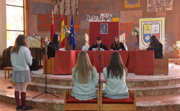 Alumnos del colegio Capuchinos de Murcia simulan la celebración de un juicio, ayer./Nacho García / AGM