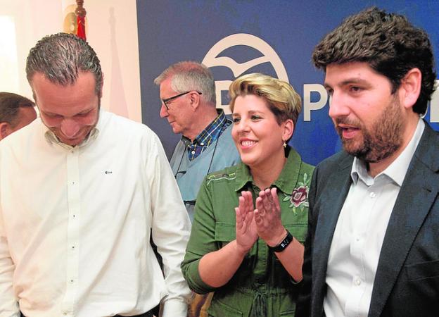 Arroyo, el pasado sábado entre Segado y López Miras./A. Gil / AGM
