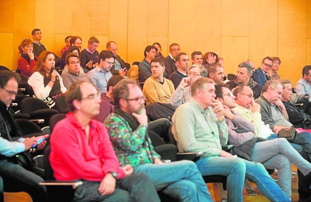 Una integrante del Claustro de la UPCT, durante una intervención ayer en el Paraninfo./Antonio Gil / AGM