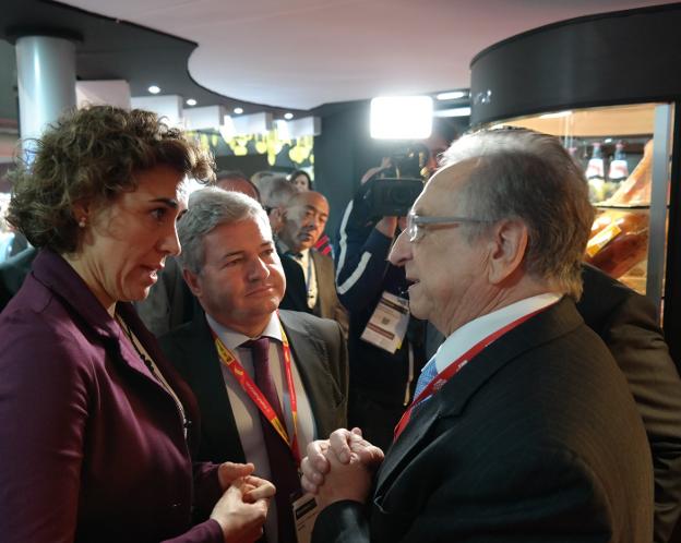 La ministra Dolors Montserrat charla, ayer, con el presidente del Grupo Fuertes, Tomás Fuertes./EPA