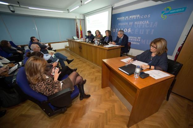 Asistentes a la asamblea informativa celebrada ayer en el Colegio de Farmacéuticos./Javier Carrión / AGM