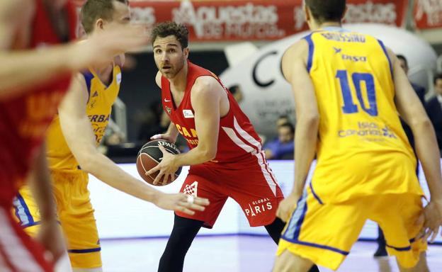 Álex Urtasun en el partido disputado esta temporada en el Palacio de los Deportes contra Herbalife Gran Canaria./Edu Botella / AGM