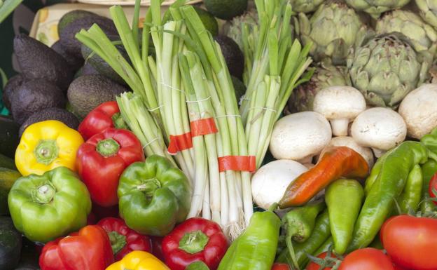 Estos son los alimentos que debes lavar y los que no antes de consumir