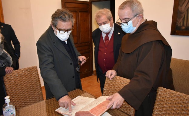 Jaume Plensa, a la izquierda, en su última visita a Caravaca de la Cruz en diciembre de 2021.