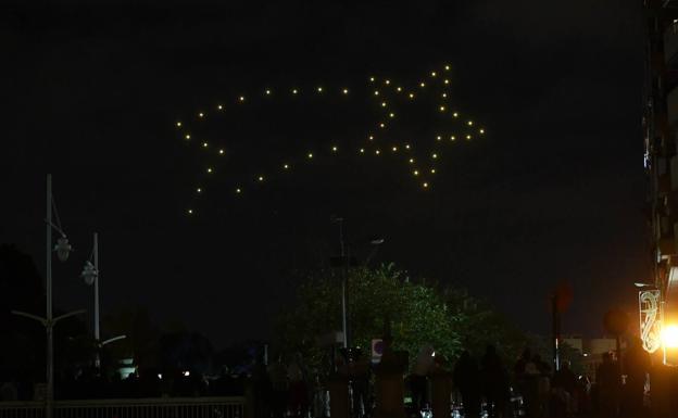La estrella anunciadora formada por decenas de drones, este viernes, en Murcia. 