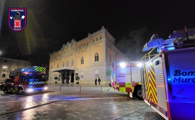 Efectivos de bomberos se desplazan hasta la plaza Julián Romea para sofoca las llamas. 