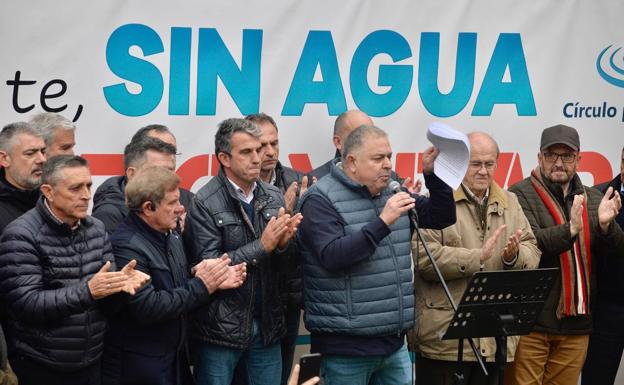El presidente del Scrats, Lucas Jiménez, se dirige a los manifestantes, acompañado por miembros de la Mesa del Agua.
