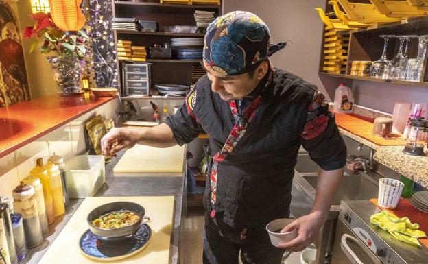 Cartagena. El cocinero del restaurante Jie Ichiban da los últimos toques a un plato de ramen.