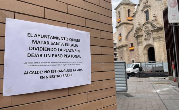 Uno de los carteles colocados en contra del cierre temporal de la plaza de Santa Eulalia.