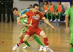 De Bail, de ElPozo, trata de esquivar el marcaje de un rival. :: LNFS/