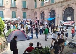 Imágenes de la acampada de La Glorieta captadas a las 11.30 horas. | Vídeo: Rebeca Martínez / laverdad.es/