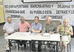 La mesa que presidió la asamblea vecinal de Portman. Foto: P. S./AGM/