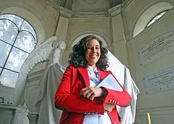 Marta Sanmamed posa dentro de un pantéon, en la sacramental de San Isidro (Madrid). Foto: Alberto Ferreras/