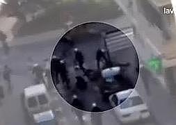 Un policía golpeó con la porra y pateó en el suelo al manifestante herido