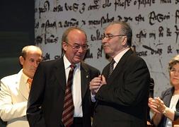 José Sánchez de la Rosa (d) durante el acto de entrega del título de 'Albacetense del año' en 2006. Foto: La Verdad/