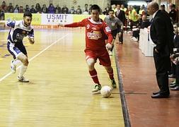 Bebe, de ElPozo (d), se lleva el balón en un partido anterior contra el Ríos Renovables en Tudela. Foto: LNFS/