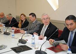 El rector José Antonio Cobacho encabezó la presentación del XIV Premio de Pintura :: JUANCHI LÓPEZ/