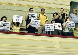 Protesta en las 'pajareras' con pancartas por el cierre del centro ocupacional de Espinardo. :: Vicente Vicéns/AGM/