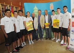 Tortosa, Cascales y Cerrón, en el centro, junto a la selección murciana junior, ayer. :: Israel Sanchez / AGM/