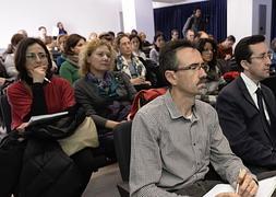 Investigadores murcianos, ayer, atienden las explicaciones en el acto celebrado en la Consejería. N. García/AGM/