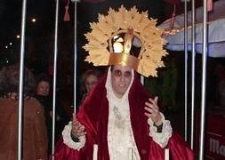 Valero, disfrazado de Virgen, en el desfile del pasado sábado. :: I. Mateo/