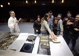 Andoni Luis Aduriz (i) da a probar falsos 'macarons' en el escenario del auditorio. :: Nacho García/AGM/