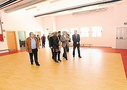 Las autoridades, visitando el gimnasio del centro docente. :: P. Alonso/AGM/