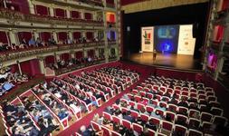 Vista del interior del Teatro Romea de Murcia durante la celebración de la gala, con el patio de butacas repleto de público. | V. Vicéns/