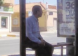 Ahmed, que pidió ocultar su rostro para este reportaje, esperando el autobús durante sus vacaciones de Semana Santa. :: L.G./