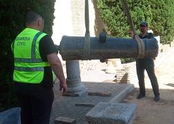 Dos hombres desplazan el cañón del siglo XVIII. :: LV/
