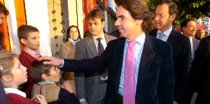 CONFERENCIANTE. Aznar saluda a varios niños a su llegada al Colegio San Buenaventura, en Murcia. / GUILLERMO CARRIÓN/AGM/