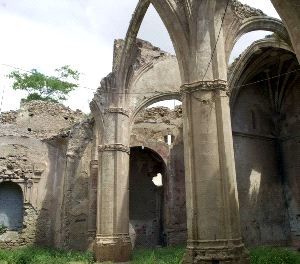 EN RUINAS. Estado del interior de la iglesia de Santa María con la techumbre desaparecida. / P. A. / AGM/