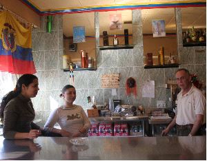 TORRE PACHECO. Dos empleadas del bar Latino, con el dueño, José Zapata. / J. M. RODRÍGUEZ/