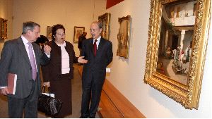 SATISFECHOS. Cristóbal Belda, María Rosario Montero y José Moreno contemplan un óleo en la Casa Pedreño. / PABLO SÁNCHEZ / AGM/