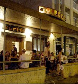 MARCHA. Ambiente en una de las terrazas de La Curva. / LA VERDAD/