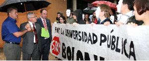 TENSIÓN. El rector (2ºi) habla con los alumnos que protestan contra el proceso de Bolonia. / V. VICENS / AGM/