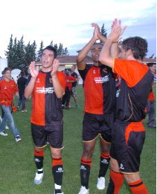 ADELANTE. Los jugadores del Lorquí aplauden al público / G. CARRIÓN/