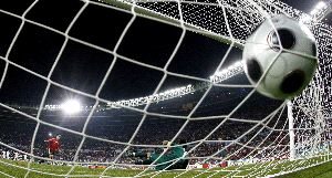 POR FIN. El balón lanzado por Cesc Fábregas impacta en la red y España se clasifica para las semifinales. / AFP/