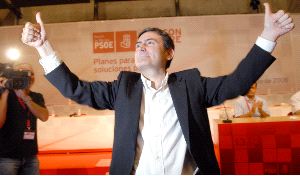 CUATRO AÑOS MÁS. Pedro Saura, en un gesto victorioso, tras salir reelegido anoche secretario general del PSRM-PSOE. / NACHO GARCÍA/