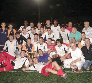 GRATA SORPRESA. Los jóvenes jugadores de la plantilla, celebrando el título conseguido. / LV/