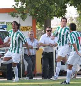 GOL HISTÓRICO. El primero del Sangonera que celebra Aloisio arriba; debajo, una acción ayer. / RAFA FRANCÉS / AGM/
