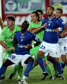 FORCEJEO. Guerreiro y Mejía del Murcia controlan a Rabiu y Crespi del Xerez. / JUAN CARLOS CORCHADO/